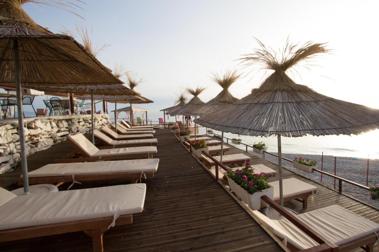 Paradise Lukova Hotel Bagian luar foto