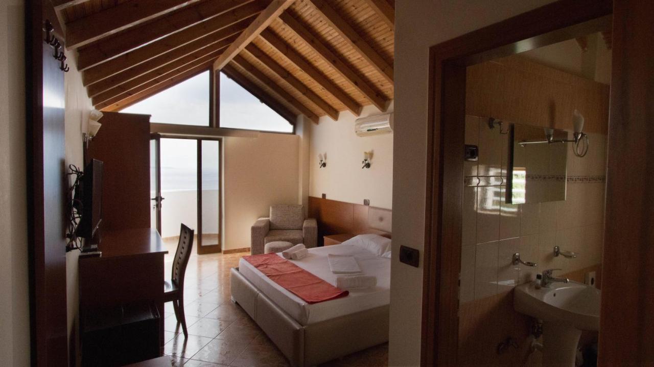 Paradise Lukova Hotel Bagian luar foto
